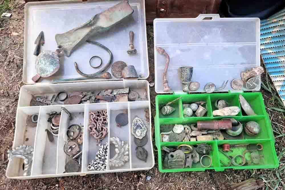 Złotów: Miał w domu 800 przedmiotów archeologicznych wykopanych dzięki wykrywaczowi metalu. To przestępstwo