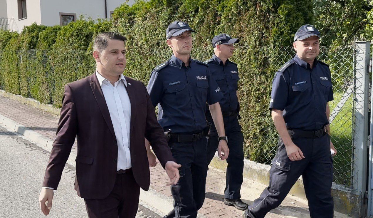 Nietypowa akcja w Kamieńsku. Burmistrz Jarosław Bąkowicz oraz policjanci przypominali o zabezpieczaniu domów przed włamaniami