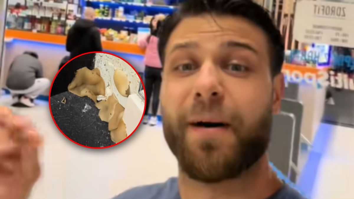 Pokazał grzyb wyrastający ze ściany.