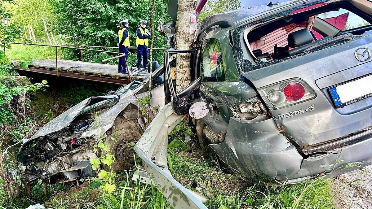 Mazda uderzyła w drzewo w miejscowości Wara na Podkarpaciu