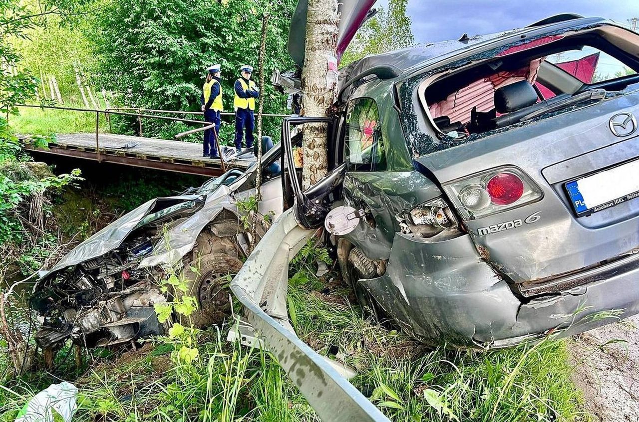 Mazda uderzyła w drzewo w miejscowości Wara na Podkarpaciu