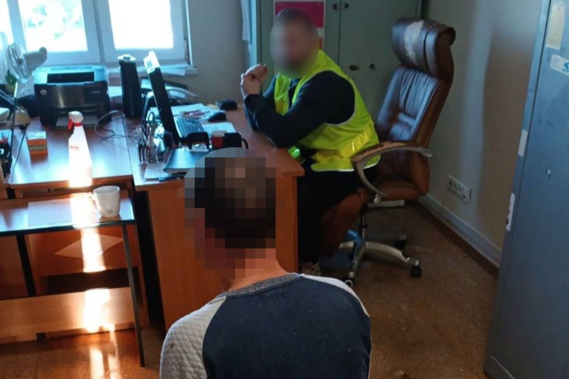 Włamał się do domu. Ubrał suche spodnie i skarpety. 