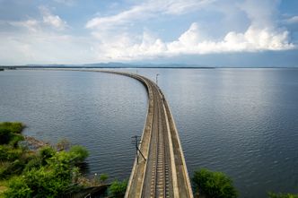 Przez monsuny w Tajlandii pojawił się "pływający pociąg". Bije rekordy popularności