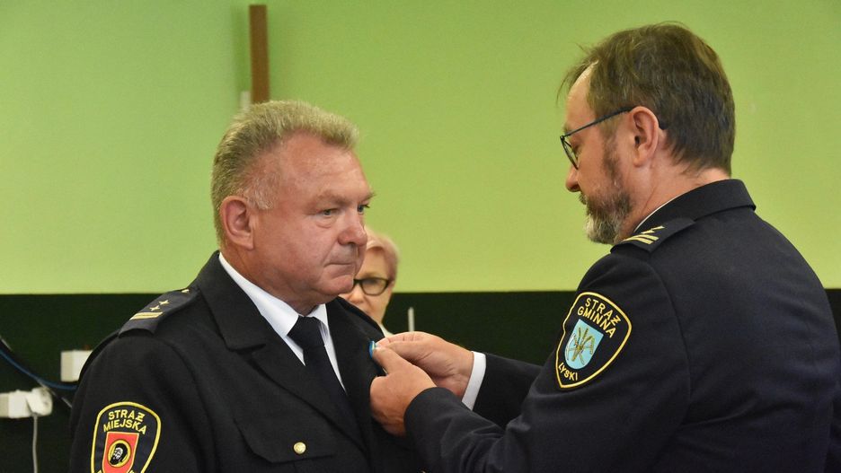 Andrzej Krosta (z lewej), komendant Straży Miejskiej w Proszowicach został odznaczony po 31 latach pracy