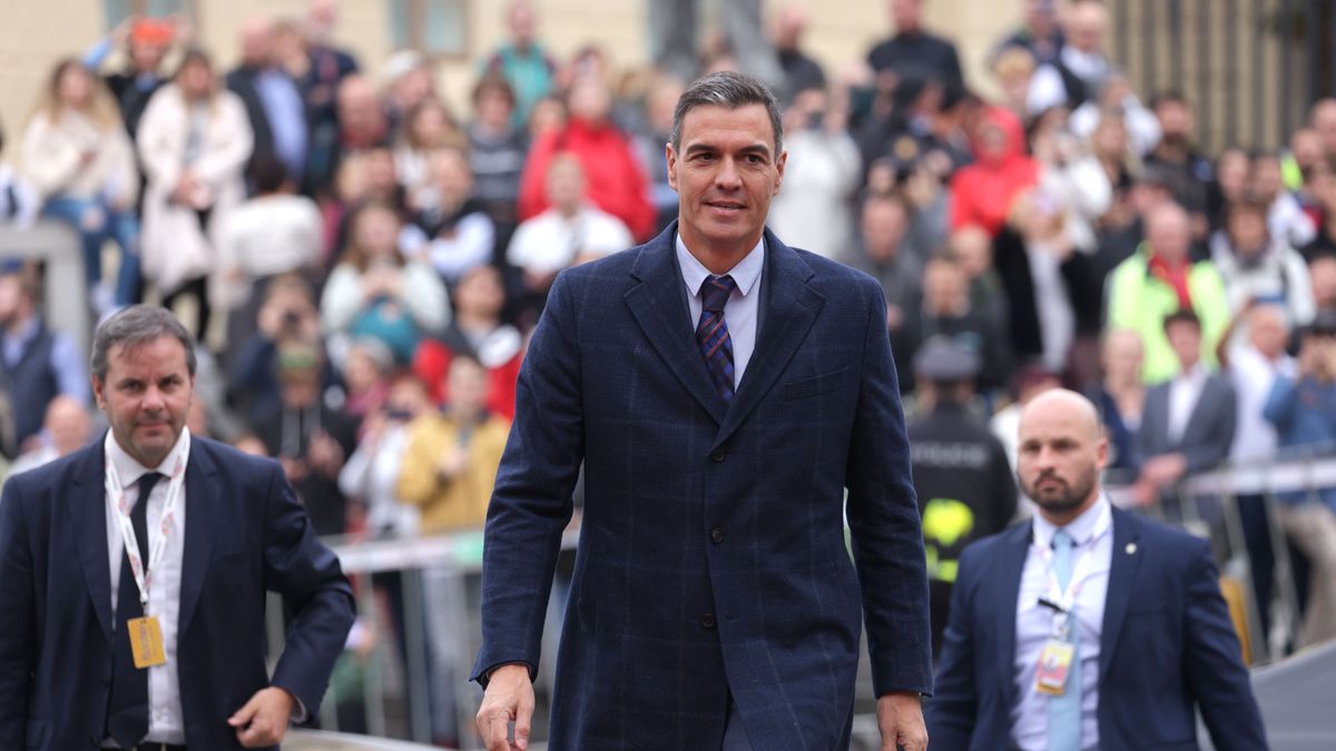 PRAGUE, CZECH REPUBLIC - OCTOBER 06: Prime Minister of Spain Pedro Sánchez arrives for the first day of the inaugural gathering of European Political Community (EPC) on October 06, 2022 in Prague, Czech Republic. Leaders from countries of the new European Political Community, which includes member states of the European Union as well as 17 other countries from across Europe, including Ukraine, are meeting today at Prague Castle. The EPC was first proposed by French President Emmanuel Macron and is a reaction to Russia's military invasion of Ukraine. The EPC also includes Armenia and Azerbaijan, who are currently in a simmering military conflict with one another. (Photo by Sean Gallup/Getty Images)