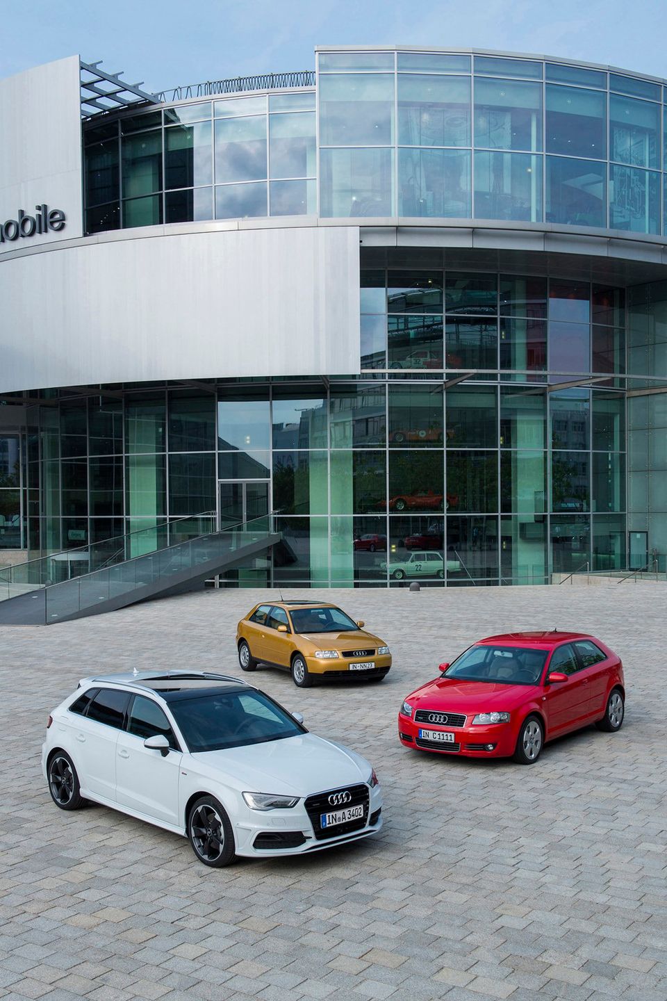Grosses Jubilaeum fuer den kompakten Ingolstaedter, heute ist der dreimillionste Audi A3 vom Band gefahren.  Audi A3 Sportback 2.0 TDI quattro, Baujahr 2013 (links) mit zwei Vorgaengermodellen vor dem museum mobile im Audi Forum Ingolstadt: Audi A3, Baujahr 1996 (Mitte) und Audi A3 3.2 quattro, Baujahr 2004 (rechts) von Audi Tradition.