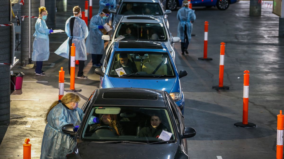 W Melbourne trwają masowe testy na obecność koronawirusa, który zdiagnozowano u kilkudziesięciu mieszkańców miasta.