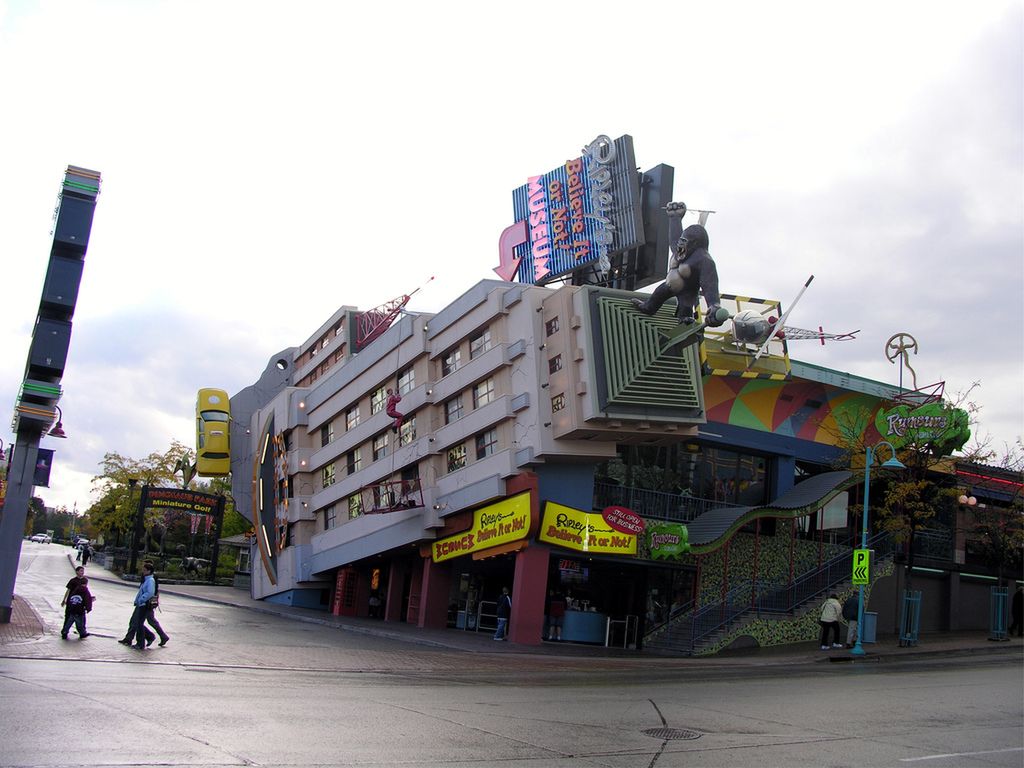 Ripley's z przewróconym Empire State Building i King Kongiem (Ontario) (Flickr/noelweathers/CC BY 2.0)