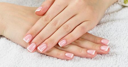 Manicure francuski – charakterystyka, niezbędne produkty, wykonanie. Nowe odsłony francuskiego manicure