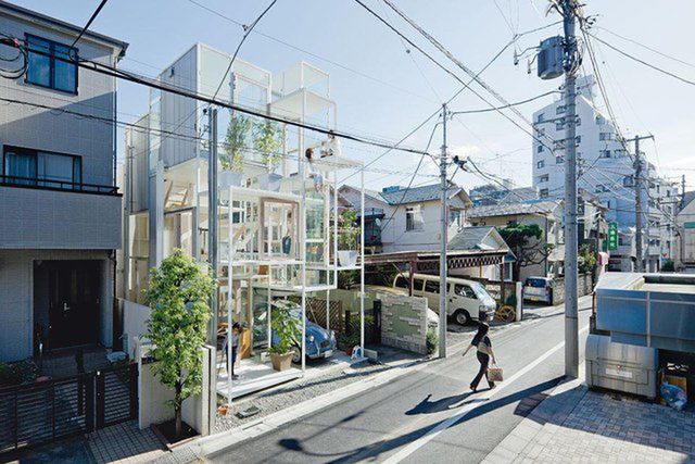 Niezwykły, przezroczysty dom w Tokio [wideo]