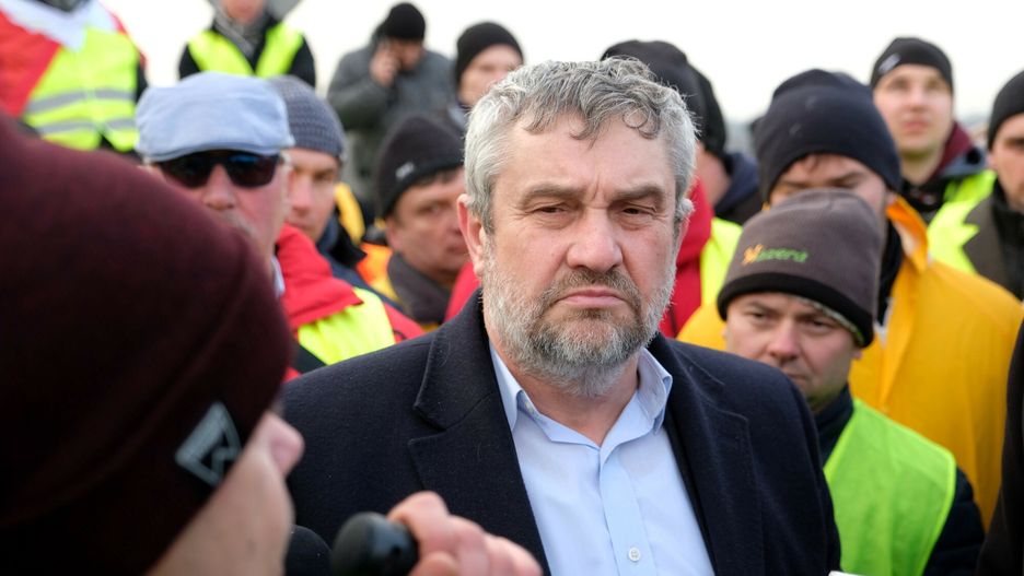 Protest rolnik�w na A2 pod Brwinowem
Fot. Mateusz Grochocki/East News. Brwinow, 12.12.2018. Niezapowiedziany protest rolnikow na A2, w okolicach Brwinowa. Hodowcy swin blokuja dwa pasy ruchu prowadzace do stolicy, domagaja sie poprawy sytuacji w rolnictwie i m.in. skutecznej walki z ASF.  N/z minister rolnictwa Jan Krzysztof Ardanowski.
Mateusz Grochocki
