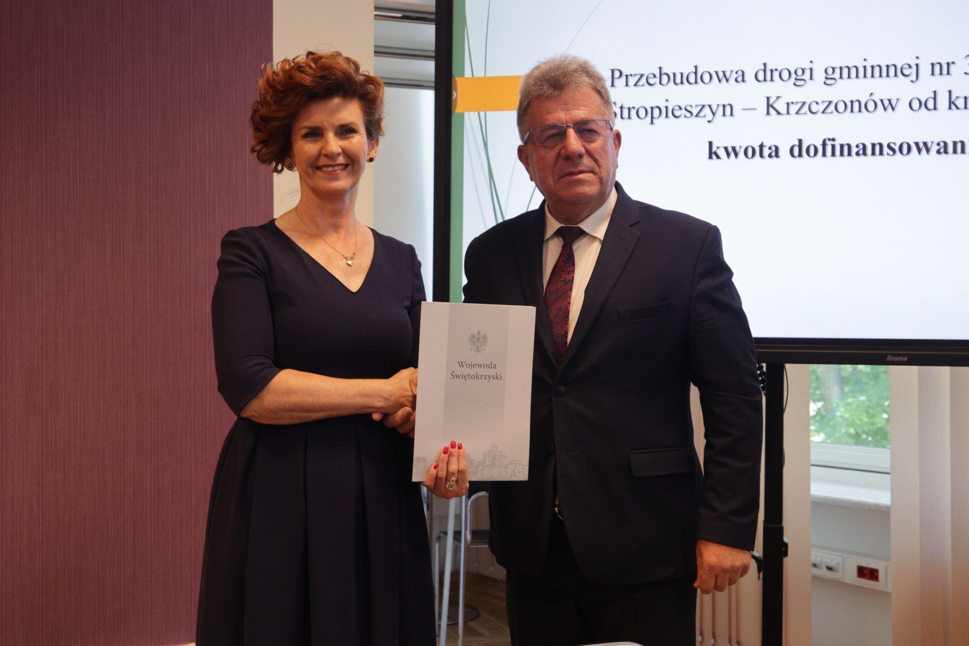 Ponad 8 milionów 300 tysięcy złotych trafi do 17 świętokrzyskich samorządów na zadania związane z usuwaniem skutków klęsk żywiołowych. W czwartek, 24 lipca wojewoda świętokrzyski, Józef Bryk podpisał umowy z samorządowcami.