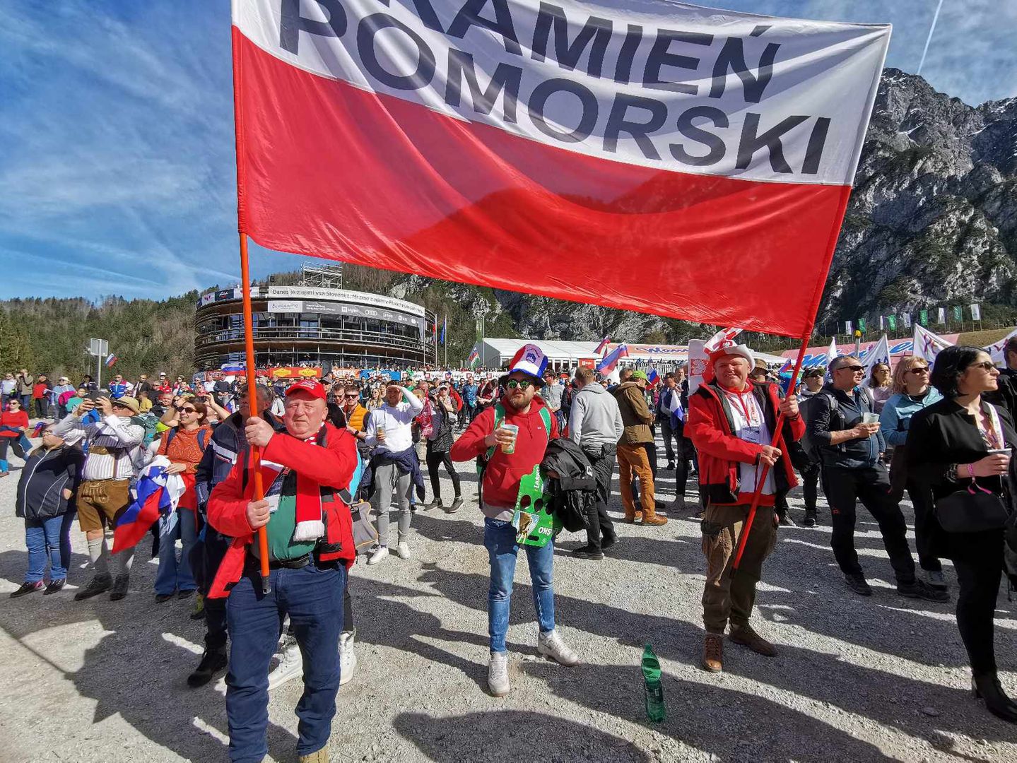 Turyści z Kamienia Pomorskiego jeżdżą za polskimi skoczkami po całym świecie