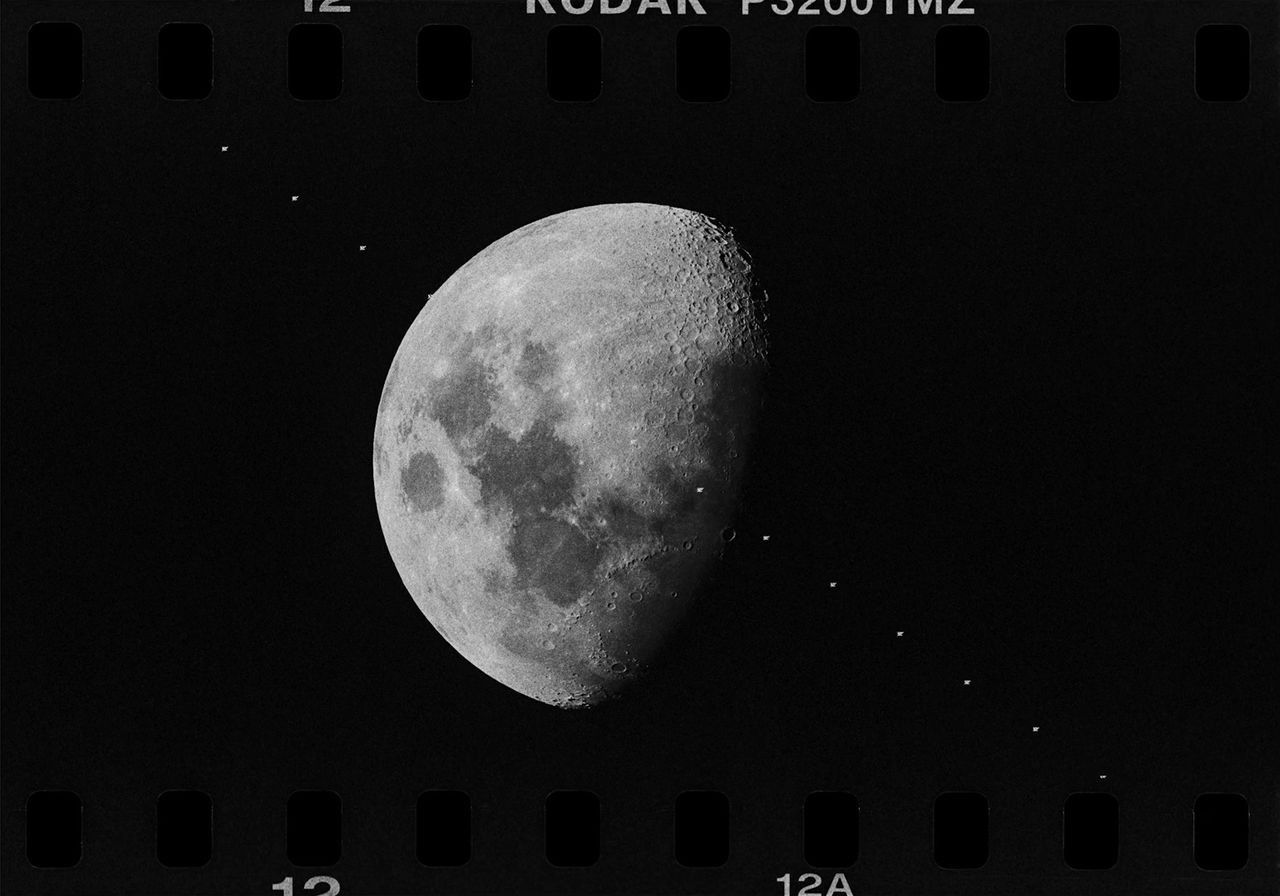 Tranzyt ISS na tle Ksieżyca sfotgorafowany Nikonem F5 z 1996 roku.