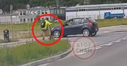 Auto skręcało. Nadjechał hulajnogą. Boli od patrzenia