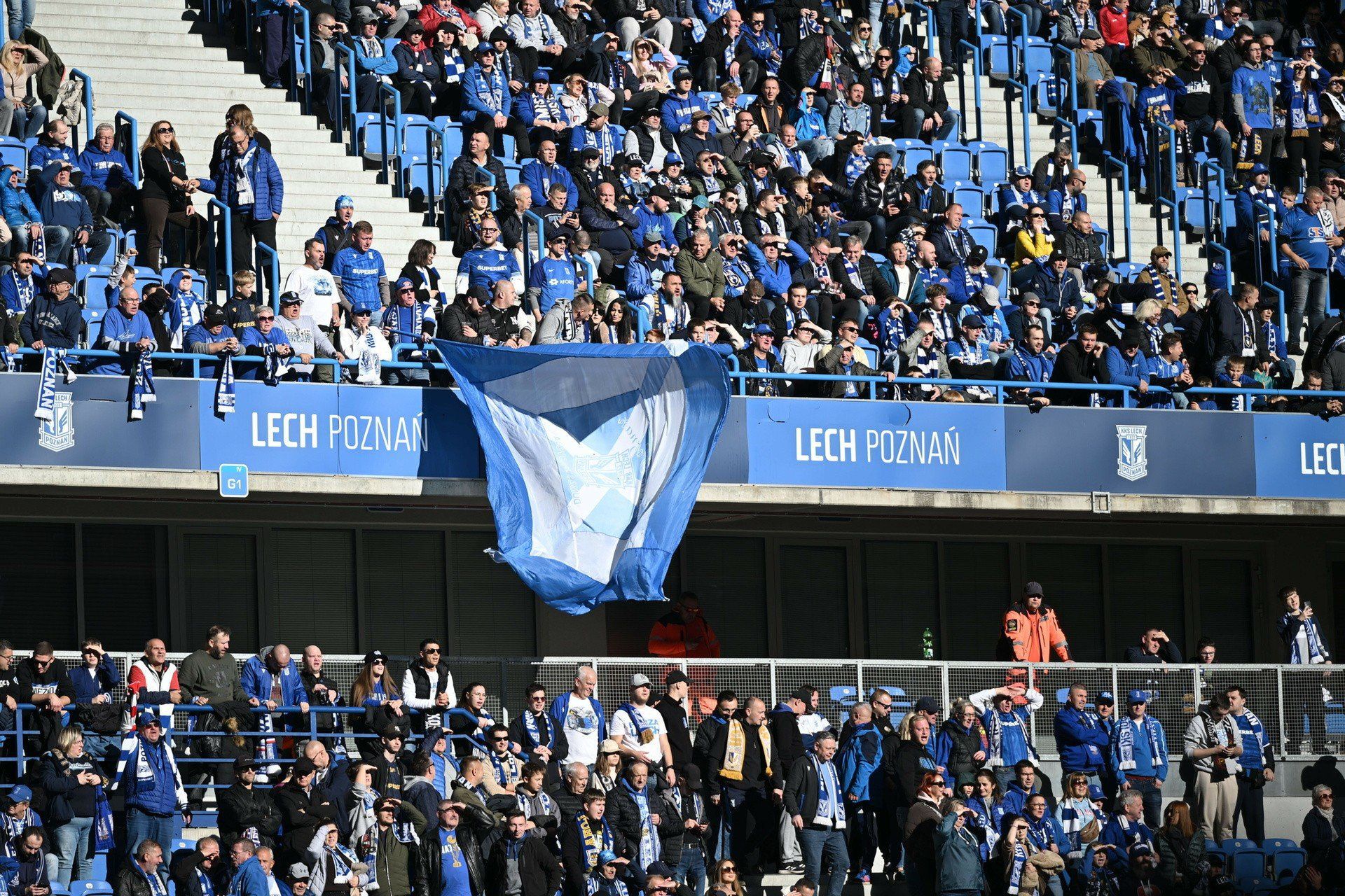 Kibice Lecha na meczu z Pogonią