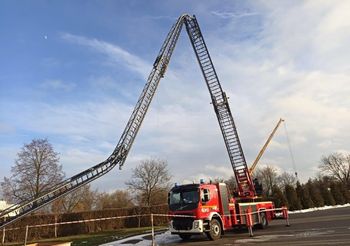 Drabiny Rosenbauer kurzą się na parkingu. Jedna złamała się 3 lata temu