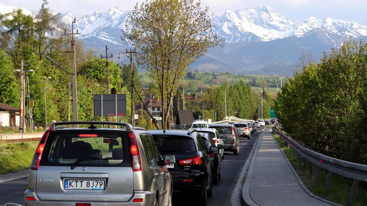 Wiele osób postanowiło spędzić długi weekend w Tatrach. Samochodów jest tyle, że przez górskie miejscowości ciągnie się gigantyczny korek