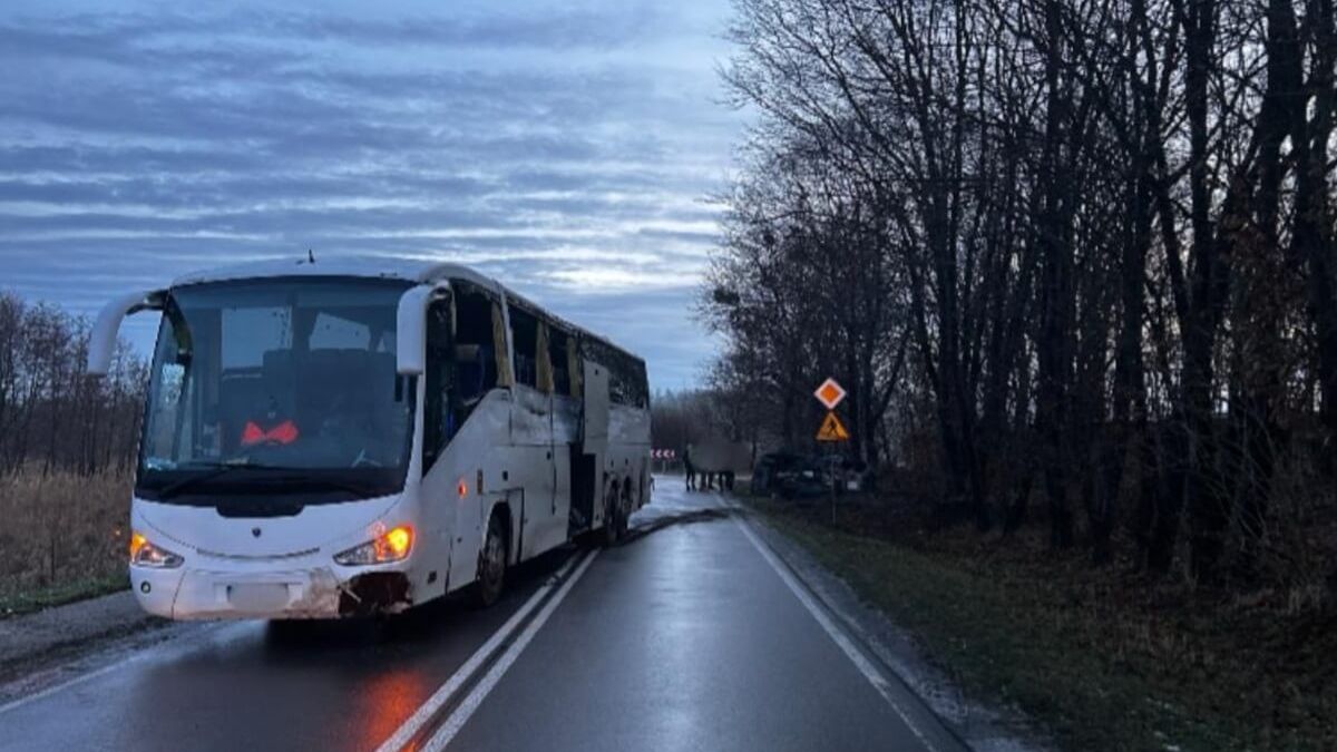Wypadek autokaru i samochodu osobowego w miejscowości Krupe