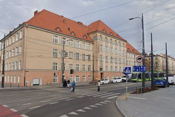 Uczeń podstawówki miał dusić nauczycielkę. Policja poinformowana dwa dni później