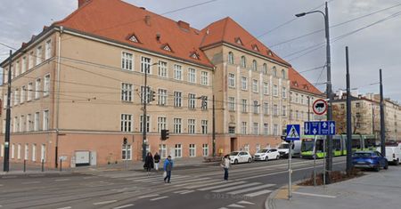Uczeń podstawówki miał dusić nauczycielkę. Policja poinformowana dwa dni później