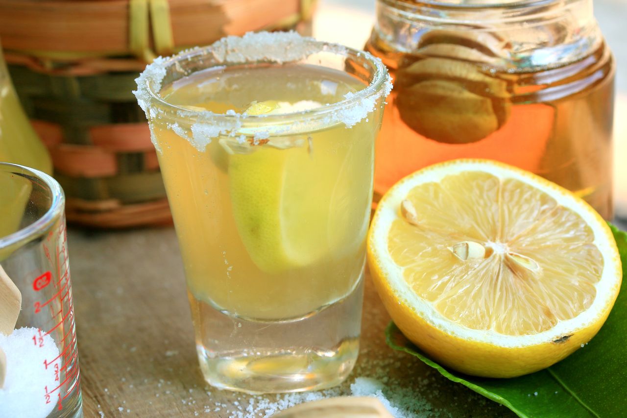 Koniec ze zmęczeniem i bólami głowy. Te domowe elektrolity nawadniają lepiej niż proszki z apteki