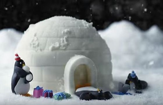 Szaleństwo ciast z pingwinem reklamuje świątecznie Mark &amp; Spencer Food (wideo)