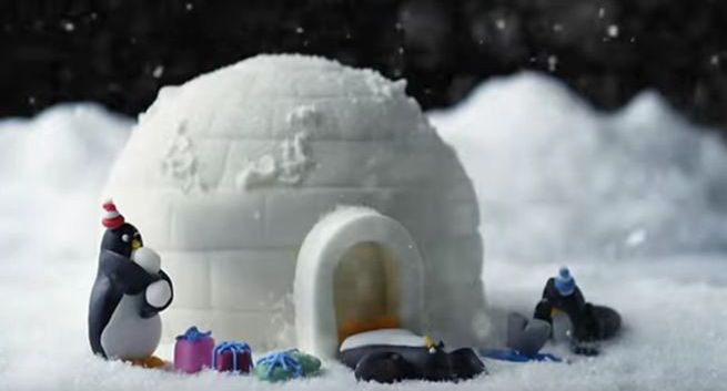 Szaleństwo ciast z pingwinem reklamuje świątecznie Mark &amp; Spencer Food (wideo)