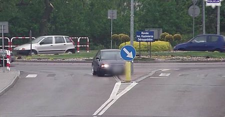 Brawurowa jazda świeżo upieczonego kierowcy zakończona na latarni