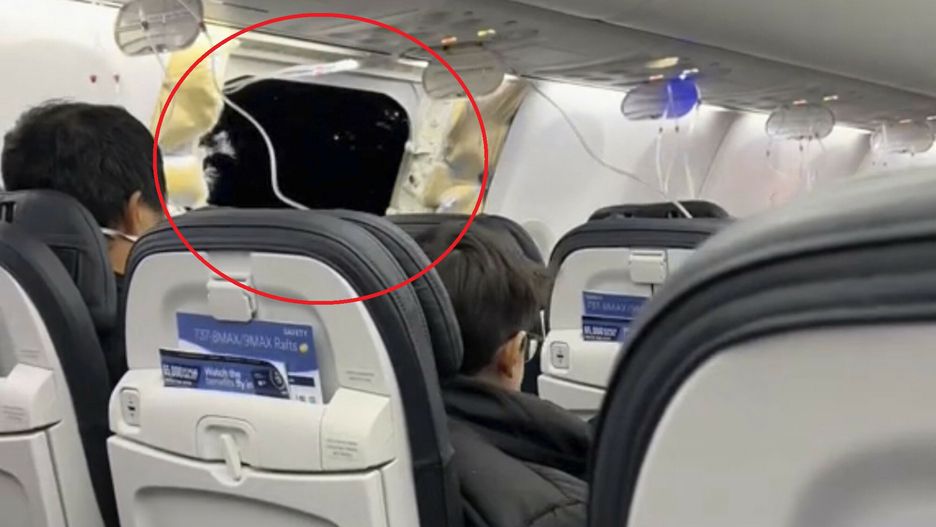 Samolot Alaska Airlines straci? okno podczas lotu
This image from video provided by Elizabeth Le shows passengers near the damage on an Alaska Airlines Boeing 737 Max 9, Flight 1282, which was forced to return to Portland International Airport on Friday, Jan. 5, 2024. (Elizabeth Le via AP)
Elizabeth Le
