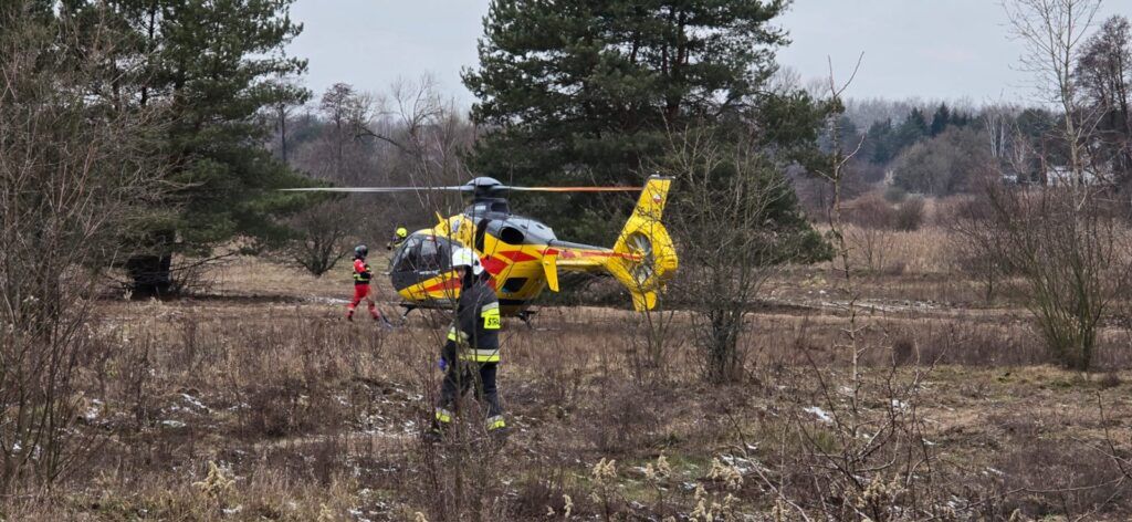 15-latek na motocyklu rozbił się w Chojnowskim Parku Krajobrazowym. Interweniował śmigłowiec LPR