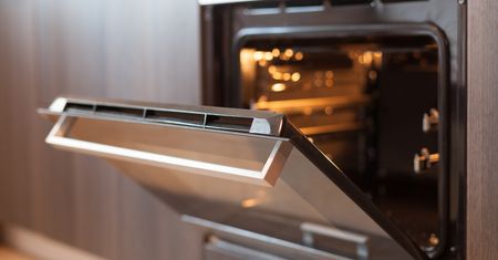 Sposób na ładny zapach w piekarniku. Wystarczy cytryna i dodatek z kuchennej szafki