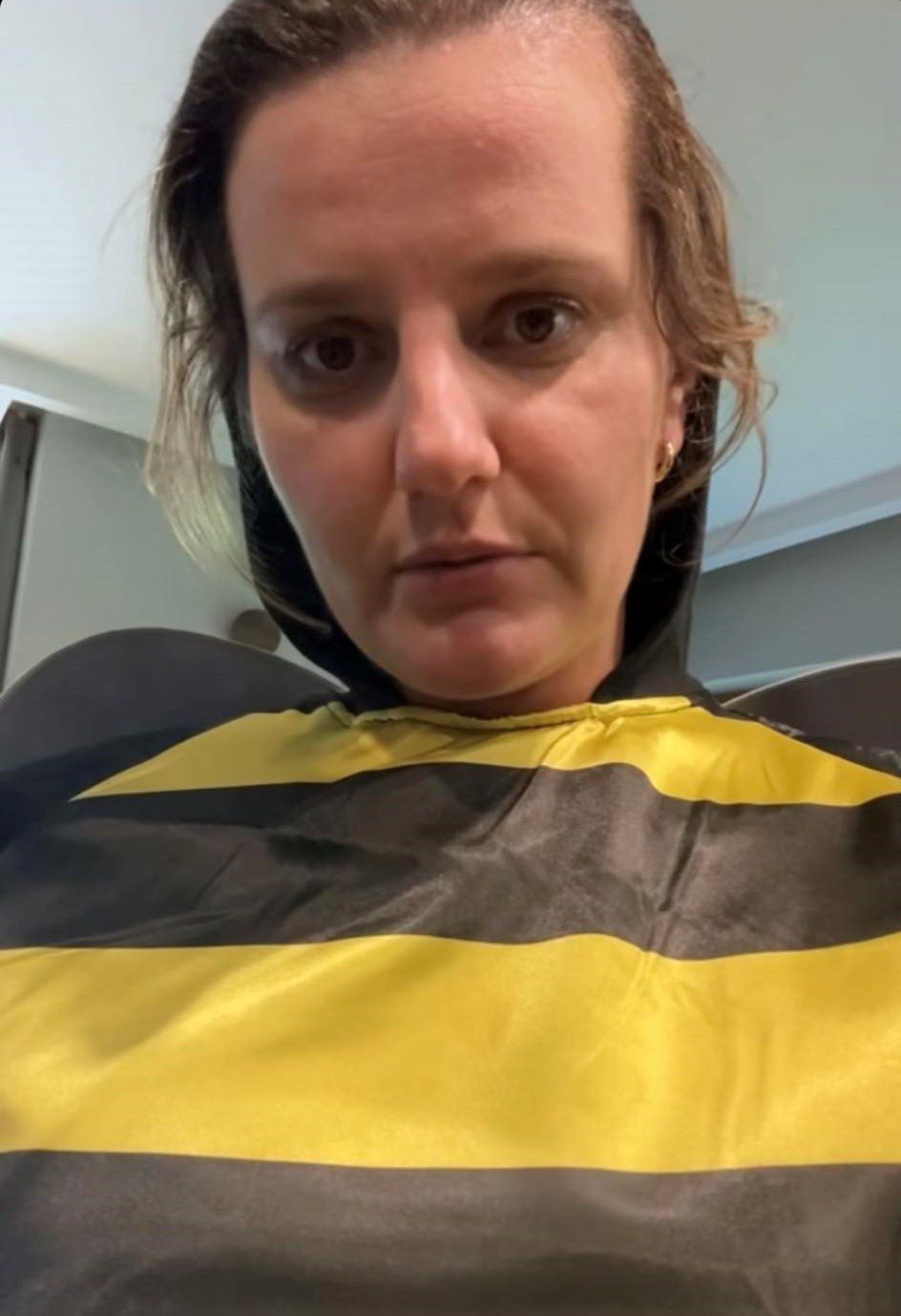 Zofia Zborowska czeka na Andrzeja Wronę w stroju pszczoły