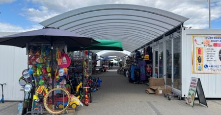 Rok po pożarze na Marywilskiej. Kupcy: zrobił się bazarek
