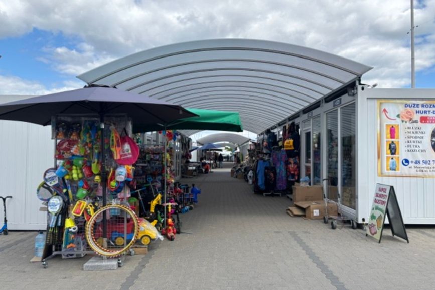 Rok po pożarze na Marywilskiej. Kupcy: zrobił się bazarek