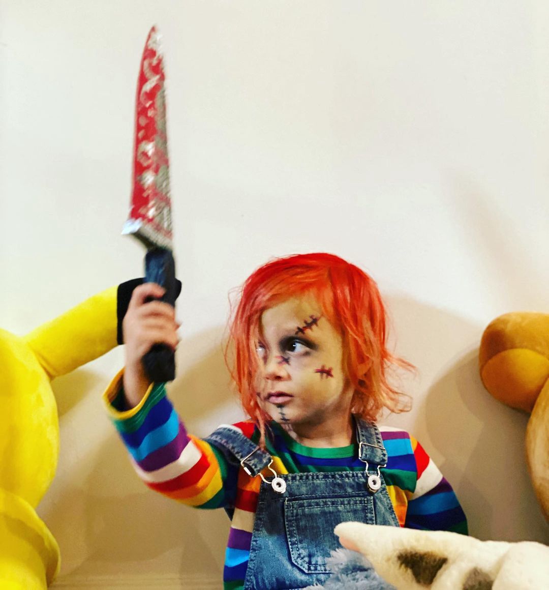 Chcąc "wesprzeć" grającą w horrorze koleżankę, Tori Spelling obfotografowała synka odtwarzającego postać laleczki Chucky