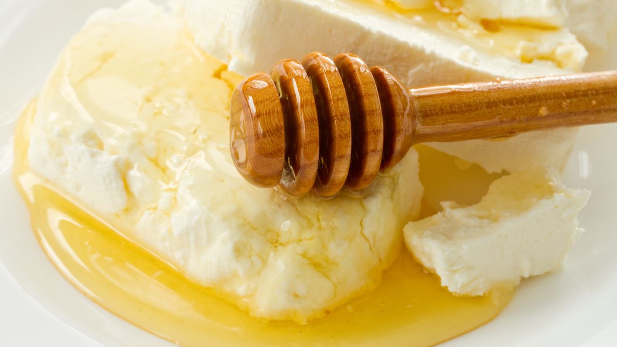 Twaróg z miodem to słodycz, na którą warto sobie pozwolić