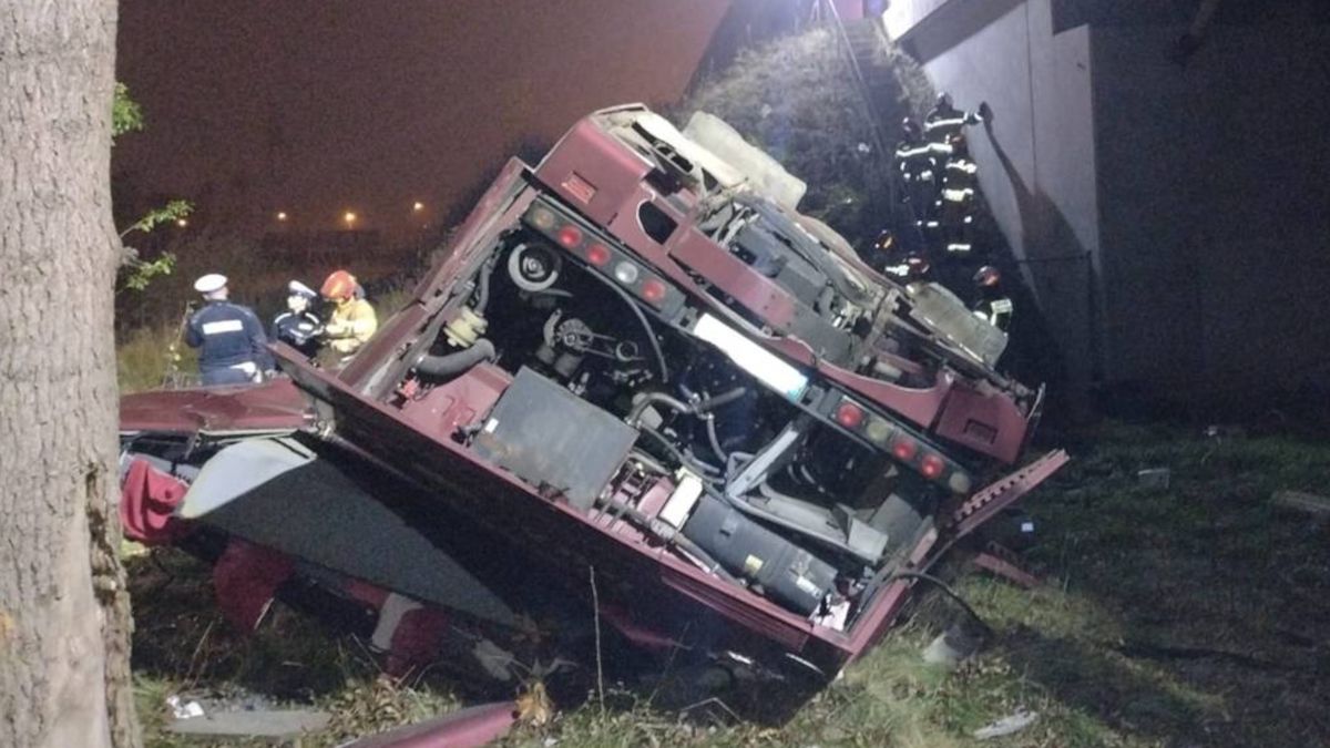 Autobus spadł z wiaduktu na autostradzie A4.