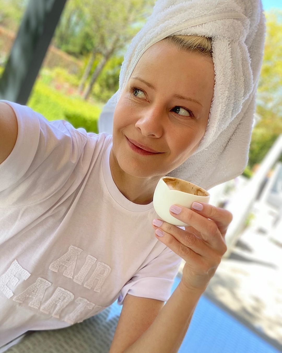Małgosia Kożuchowska pije kawę w otoczeniu zieleni