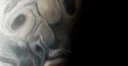 Upiorna obserwacja NASA. Wyłoniła się z obłoków Jowisza