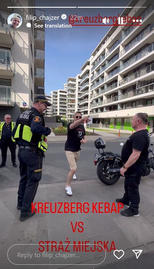 Filip Chajzer rozmawia ze strażnikami miejskimi