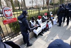 Warszawa. Aktywiści przypięli się do ogrodzenia Trybunału Konstytucyjnego