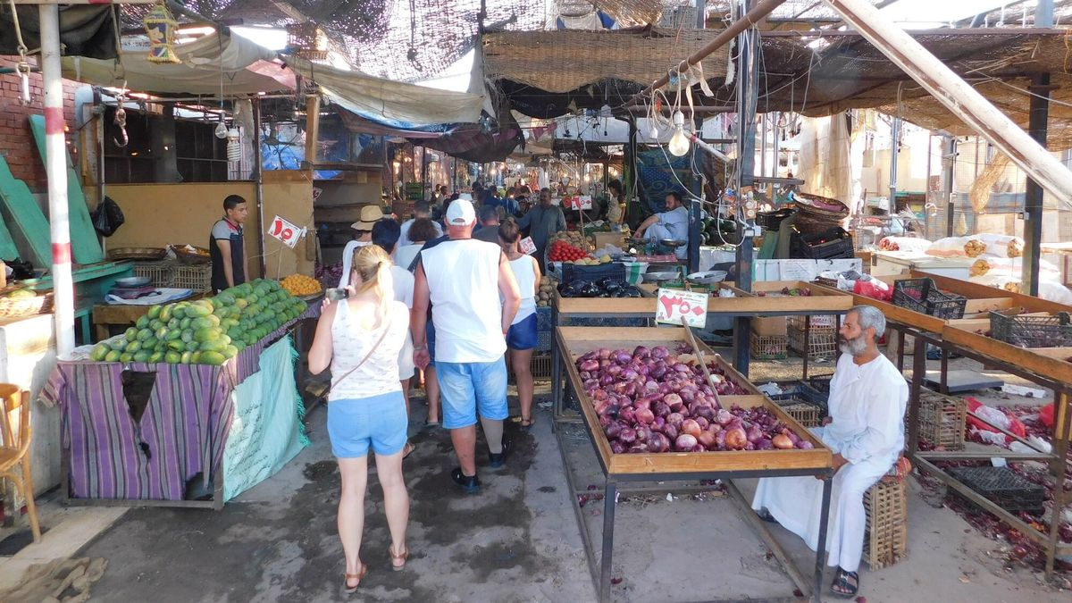 Wakacje w EgipcieFot. Adam Staskiewicz / East News. Egipt, Hurghada, 20.07.2019. Urlop w Egipcie. N/Z targ warzywny w Hurghadzie, soukAdam Staskiewicz