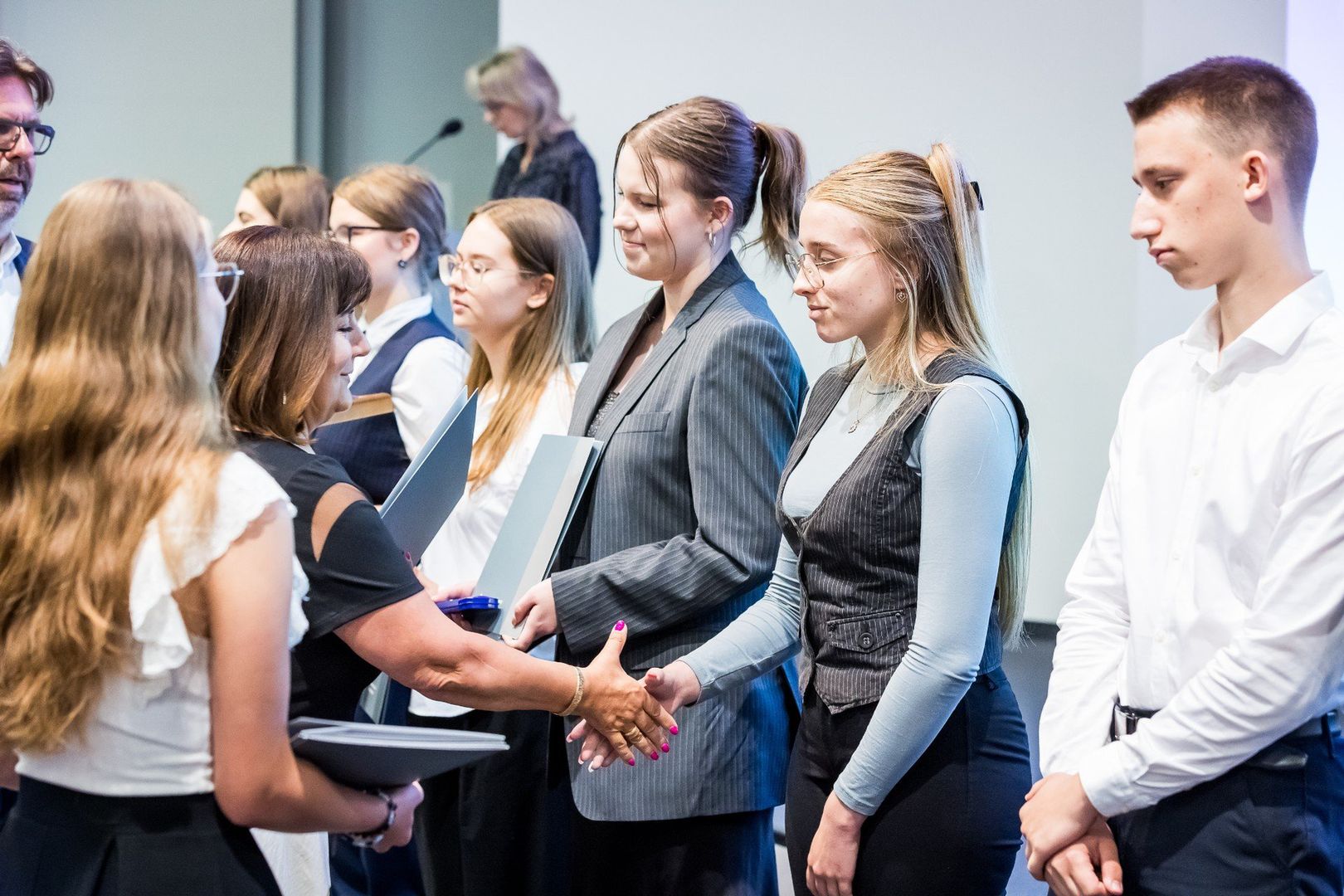 Podczas Gali laureatów i finalistów konkursów i olimpiad przedmiotowych organizowanych w roku szkolnym 2024/2025 dyplomy i upominki odebrało 167 osób, w tym uczniowie, nauczyciele oraz dyrektorzy szkół z regionu bydgoskiego