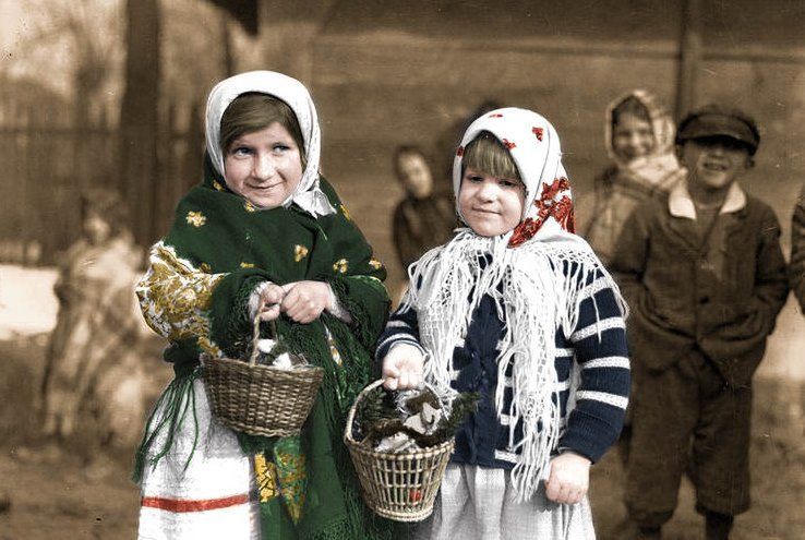 Wiele miast i wsi jeszcze przed Wielkanocą 1945 roku zostało splądrowanych przez Sowietów. Mimo tego, mieszkańcy tych miejscowości starali się kultywować tradycje. fot.domena publiczna/koloryzacja: RK