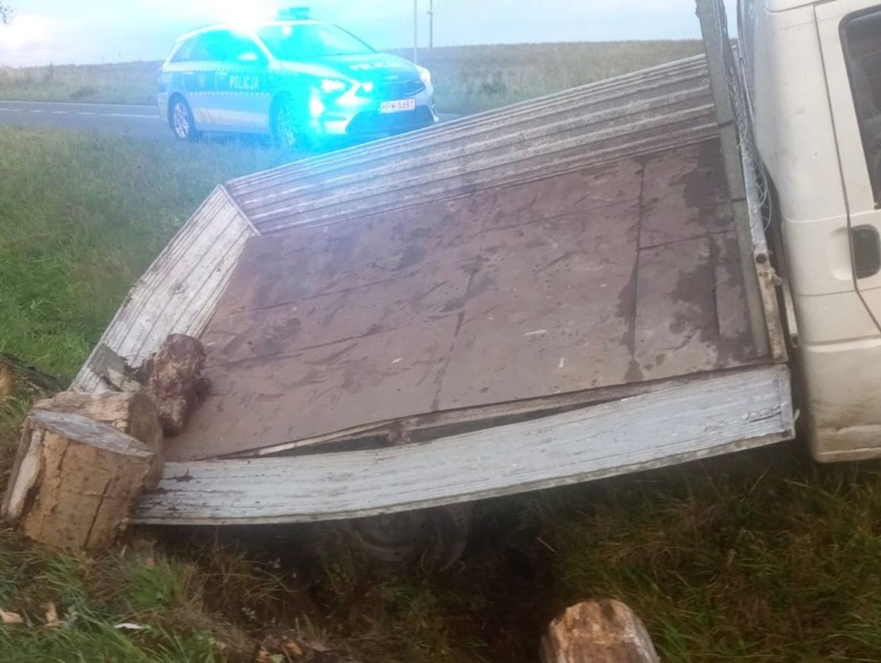 Żukowo Morskie: Pijany kierowca porzucił auto w rowie, ale wrócił, gdy przyjechała policja. Próbował udawać pasażera