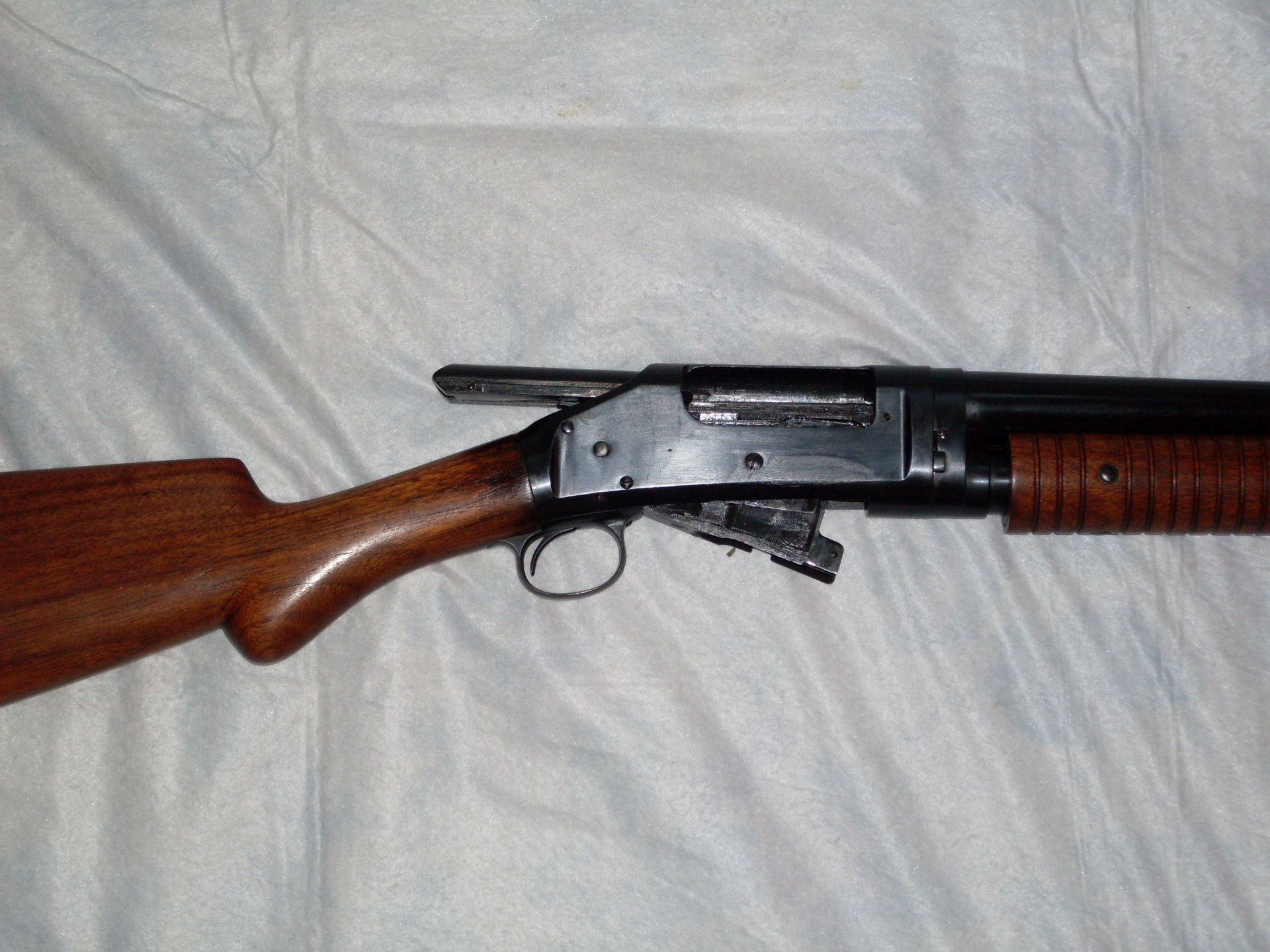 Winchester model 1897 z zamkiem w tylnym położeniu