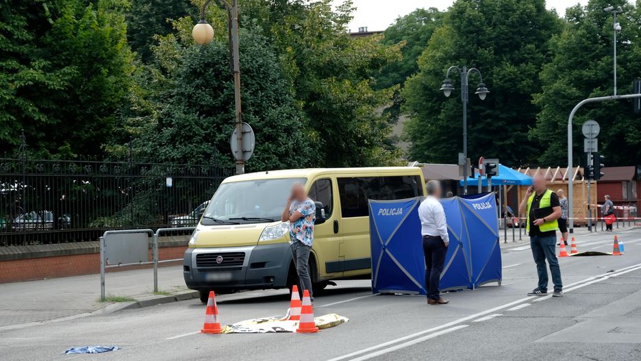 Ciało nastolatki wypadło spod autobusu dopiero kilkadziesiąt metrów dalej