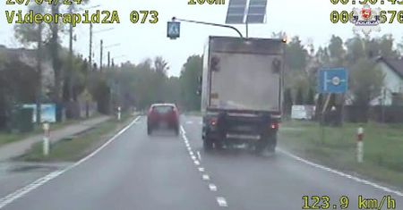 Amator jazdy na podwójnym gazie uchwycony przez policyjny rejestrator. Policjanci zatrzymali pijanego kierowcę