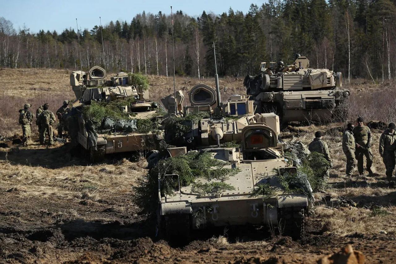 Wozy Bradley i czołg M1 Abrams, zdjęcie ilustracyjne